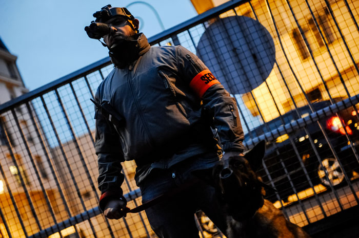 Brigade canine - maitre chien avec son chien et une jumelle à vision nocturne